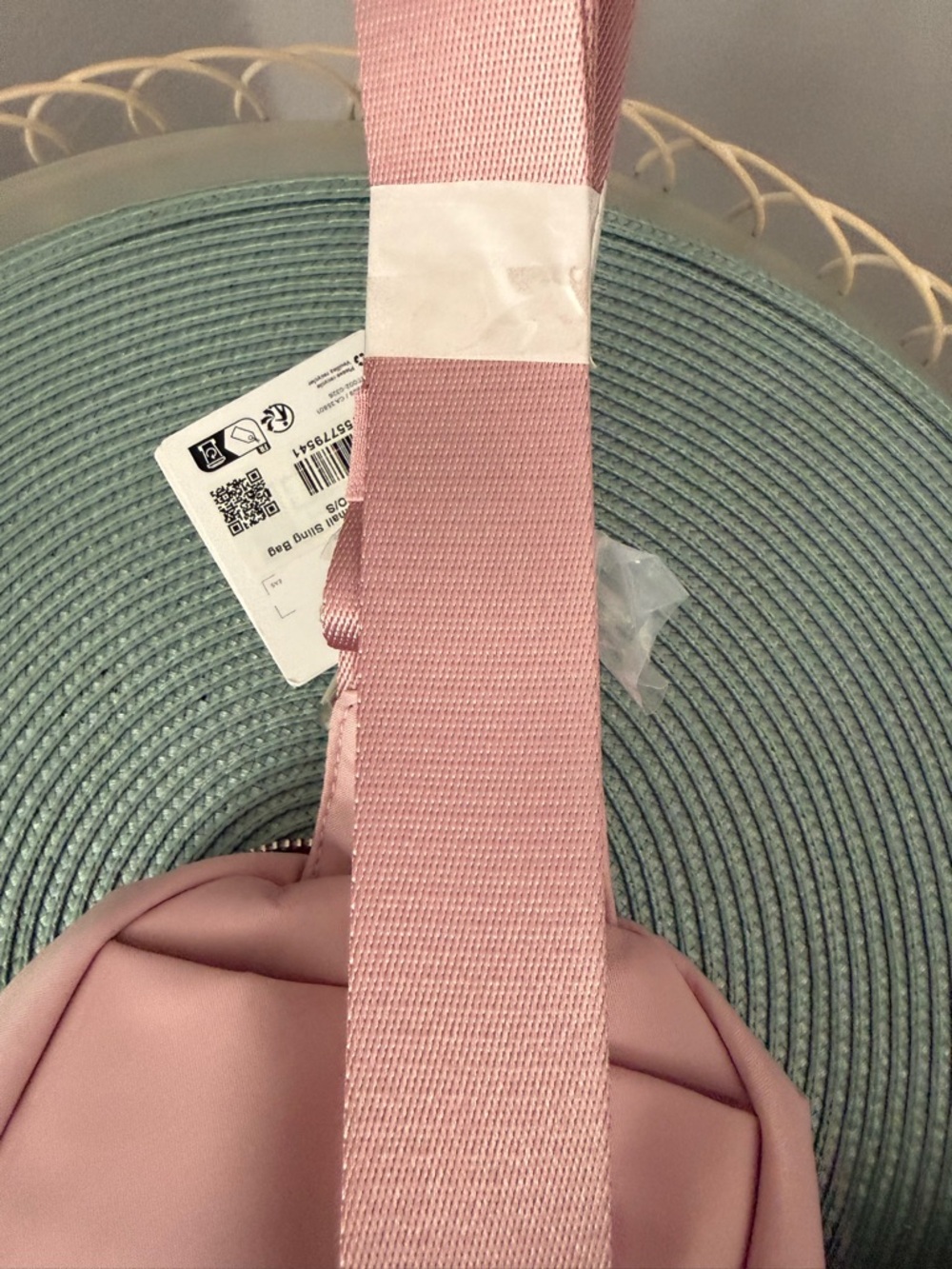 lululemon athletica Everywhere Small Pink Sling - Picture 4 of 8